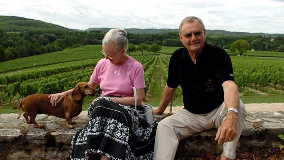 Königin Margrethe und ihr Mann Prinz Henrik mit einem Dackel