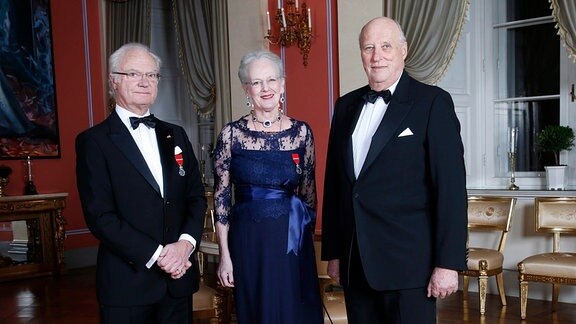 König Carl Gustaf von Schweden, Königin Margrethe von Dänemark und König Harald V. posieren für ein Familienfoto vor einem privaten Abendessen im königlichen Schloss in Oslo, Norwegen, am 17. Januar 2016 anlässlich des 25. Jahrestages der Thronbesteigung von König Harald V. am 17. Januar.