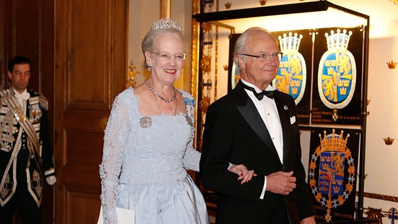 Königin Margrethe II. von Dänemark und König Carl XVI. Gustaf kommen am 30. April 2016 anlässlich des 70. Geburtstags von König Carl XVI. Gustaf von Schweden zum Bankett im Königlichen Schloss in Stockholm, Schweden.