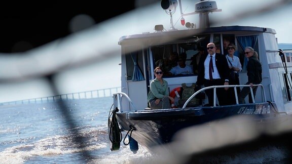 Menschen auf einem Boot.