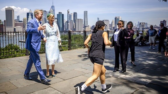 Königin Maxima und König Willem-Alexander  bei einem Spaziergang an der Brooklyn Heights Promenade im Rahmen des Arbeitsbesuchs des niederländischen Königspaares in den USA, 