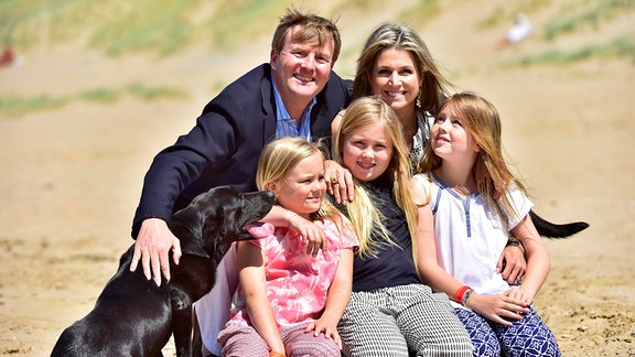 Prinzessin Ariane (NL), Prinzessin Alexia (NL), Prinzessin Amalia (NL), Königin Maxima (NL), König Willem-Alexander (NL), beim jährlichen Sommer Fototermin am Strand von Wassenaar im Naturschutzgebiet Meijendel.