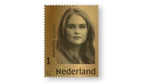 Goldene Briefmarke mit dem Porträt von Amalia