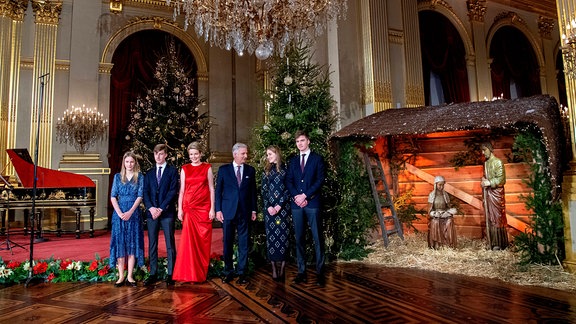 Prinzessin Eleonore, Prinz Emmanuel, Königin Mathilde, König Philippe, Kronprinzessin Elisabeth und Prinz Gabriel posieren für das jährliche Familienfoto vor dem Weihnachtsbaum.