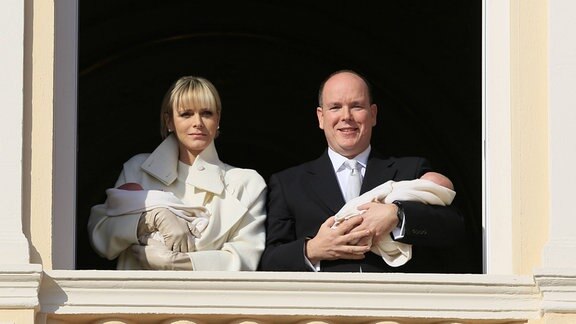 Fürst Albert und Fürstin Charlene von Monaco präsentieren der monegassischen Öffentlichkeit auf dem Balkon des Fürstenpalastes in Monte Carlo ihre kleinen Zwillinge Prinzessin Gabriella und Prinz Jacques