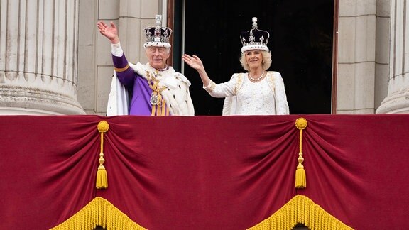König Charles III. und Königin Camilla auf dem Balkon des Buckingham Palace