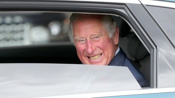 Prince Charles lächelt im Juli 2020 aus einem Auto.