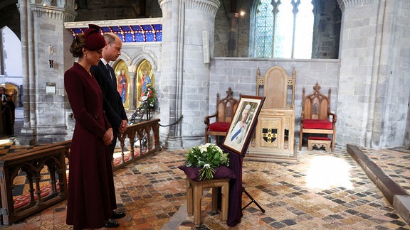 Der britische Prinz William, Prinz von Wales, und Kate, Prinzessin von Wales, besuchen die Kathedrale von St. Davids am ersten Jahrestag des Todes von Königin Elisabeth II. 