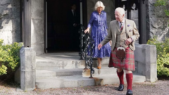 König Charles III. und Königin Camilla verlassen die Crathie Parish Church in der Nähe von Balmoral nach einem Gottesdienst anlässlich des ersten Todestages von Königin Elizabeth II.