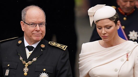 Albert II., Fürst von Monaco, und Fürstin Charlene von Monaco kommen vor der Krönungszeremonie von König Charles III. und Königin Camilla in der Westminster Abbey an.