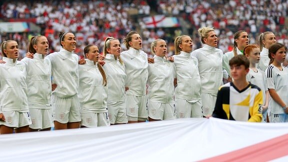 Die englische Nationalhymne während des Endspiels der UEFA-Frauen-Euro 2022.