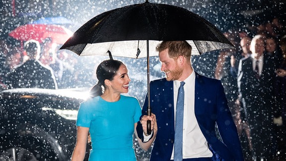 Harry und Meghan an ihrem Hochzeitstag im Regen.