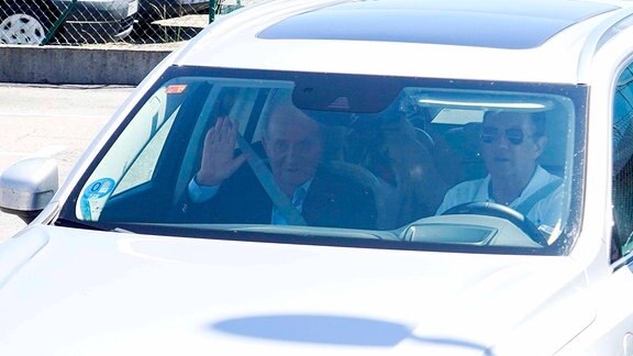Der emeritierte König Juan Carlos I. im Auto des Sportlers Pedro Campos am Flughafen Vigo.