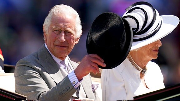 König Charles III. und Königin Camilla kommen während des vierten Tages des Royal Ascot Pferderennens an der Ascot Rennbahn in einer Kutsche an.