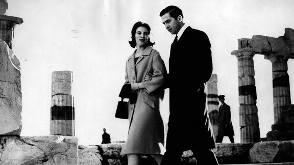 Kostantin II. von Griechenland geht 1962 mit Königin Anne-Marie von Griechenland spazieren.