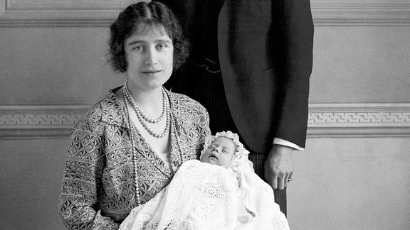Der damalige Herzog und die damalige Herzogin von York mit ihrer kleinen Tochter Prinzessin Elizabeth, heute Königin Elizabeth II.