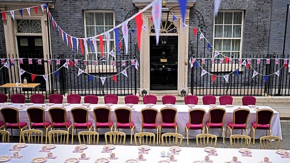 In der Downing Street stehen Tafeln für einen Lunch, um die Krönung zu feiern.