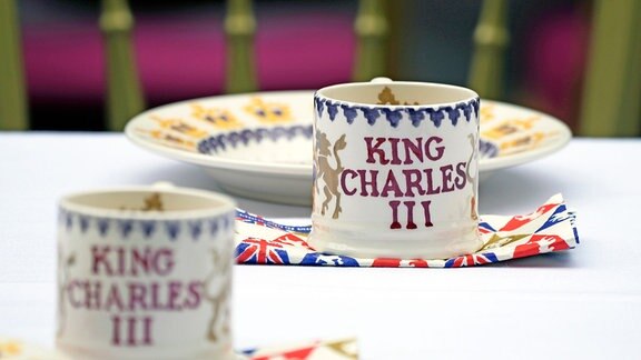 Tassen mit der Aufschrift "King Charles III"