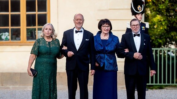Die Eltern von Prinzessin Sofia von Schweden (l.) und Prinz Daniel von Schweden (r.) kommen am 14. September 2023 im Schlosstheater Drottningholm auf Lovon an, um der Jubiläumsvorstellung der Königlich Schwedischen Oper zu Ehren Seiner Majestät des Königs beizuwohnen.