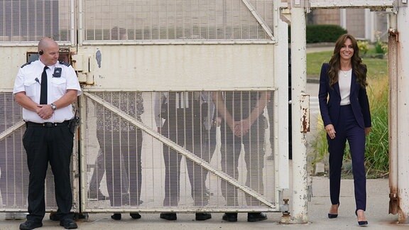 Kate (r), Prinzessin von Wales und Schirmherrin des Forward Trust, trifft zu einem Besuch im Gefängnis HMP High Down ein. 