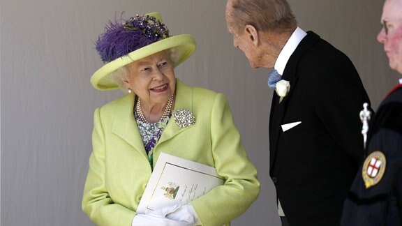 Die britische Königin Elizabeth unterhält sich mit Prinz Philip nach der Hochzeitszeremonie von Prinz Harry und Meghan Markle in der St. George's Chapel auf Schloss Windsor.