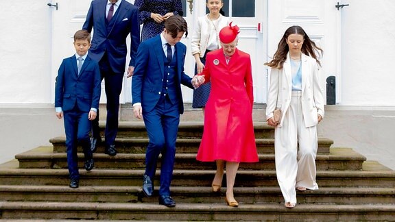 Prinzessin Mary, Prinz Frederik, Prinz Christian, Prinzessin Isabella, Prinz Vincent, Prinzessin Josephine und Königin Margrethe