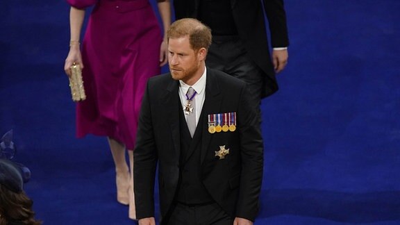 Prinz Harry, Herzog von Sussex, kommt vor der Krönungszeremonie von König Charles III. Königsgemahlin Camilla in der Westminster Abbey an.