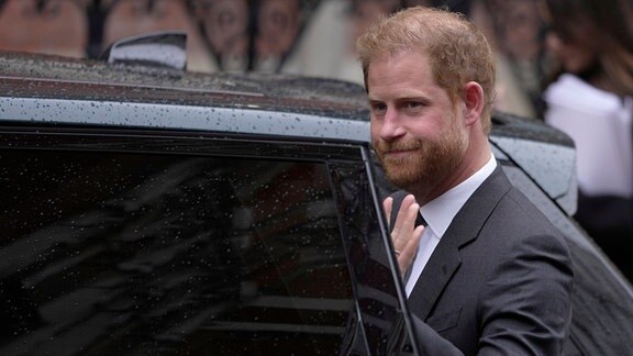 Prinz Harry bei Verlassen der Königlichen Gerichtshöfe.
