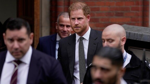 Prinz Harry bei Verlassen der Königlichen Gerichtshöfe.