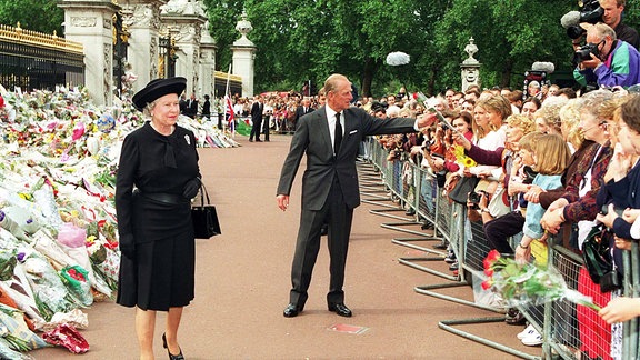Queen und Prinz Philip vor dem Palast