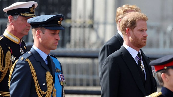 Der Sarg von Queen Elizabeth II verlässt den Buckingham Palace in einer Prozession zum Palace of Westminster in London.