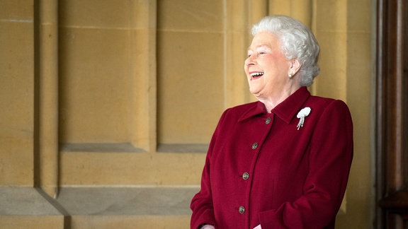 Die britische Königin Elizabeth II. lacht