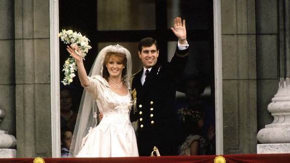 Prinz Andrew GBR/Herzog von York mit Ehefrau Sarah Ferguson GBR/Duchess of York anlässlich ihrer Hochzeit in London