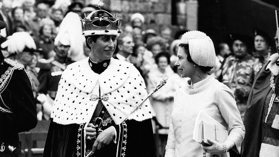 Charles, Prinz of Wales, steht mit seiner Mutter Königin Elizabeth II. bei seiner Krönungszeremonie in Caernarvon Castle.