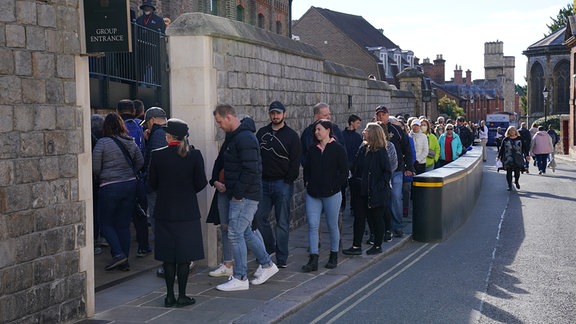 Menschen stehen Schlange vor Schloss Windsor