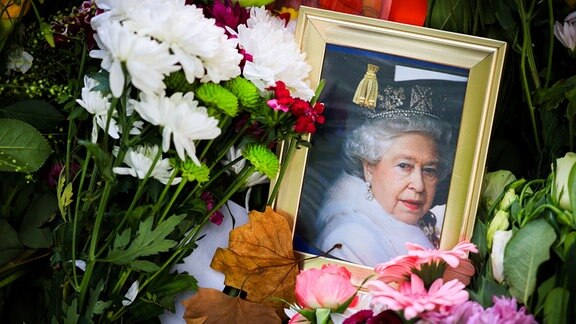 Ein Foto von Königin Elizabeth II. und andere Trauerbekundungen