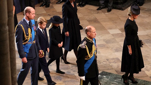 Der britische Prinz William, Kate, Prinzessin von Wales, Prinz George und Prinzessin Charlotte kommen in der Westminster Abbey zur Beerdigung von Königin Elisabeth II. in London an