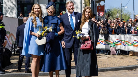 Die Mitglieder der königlichen Familie Prinzessin Amalia (l-r), Königin Maxima, König Willem-Alexander und Prinzessin Alexia stehen zusammen für ein Foto bei ihrer Ankunft am Königstag in Doetinchem. Die königliche Familie und Mitglieder des Königshauses spazierten bei den Feiern auch länger durch die Stadt, die nah an der deutsche Grenze liegt.  Beschreibung Die Mitglieder der königlichen Familie Prinzessin Amalia (l-r), Königin Maxima, König Willem-Alexander und Prinzessin Alexia stehen zusammen für ein Foto bei ihrer Ankunft am Königstag in Doetinchem. Die königliche Familie und Mitglieder des Königshauses spazierten bei den Feiern auch länger durch die Stadt, die nah an der deutsche Grenze liegt.  Service +++ dpa-Bildfunk +++  Aufnahmedatum 26.04.2025  Bildnachweis picture alliance/dpa/ANP | Sem Van Der Wal  Besondere Hinweise -  Release Model release nicht verfügbar  Verwendung Zur redaktionellen Verwendung. Nicht-redaktionelle Verwendung nach Absprache.  Mindesthonorar -  Die Mitglieder der königlichen Familie Prinzessin Amalia (l-r), Königin Maxima, König Willem-Alexander und Prinzessin Alexia stehen zusammen für ein Foto bei ihrer Ankunft am Königstag in Doetinchem.