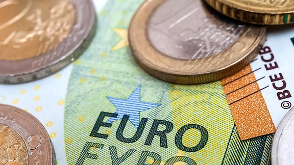 Euro-Geldscheine und Münzen