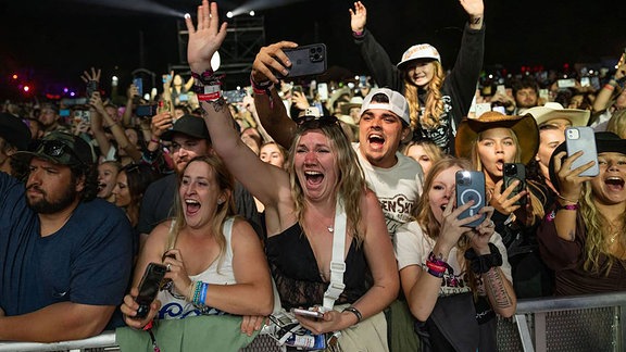 Fans beim GoldenSky Country Music Festival im Discovery Park in Sacramento