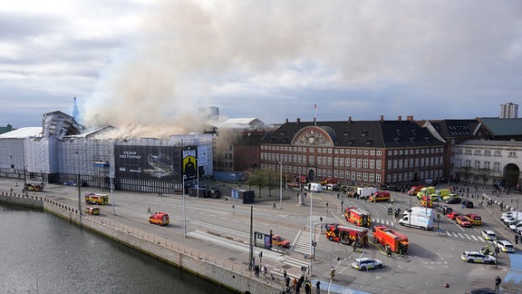 Rauch steigt bei einem Brand aus der Alten Börse in Kopenhagen auf