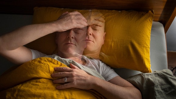 Fotomontage: Mann liegt mit Hand an der Stirn im Bett, wie Mehrfachbelichtung.