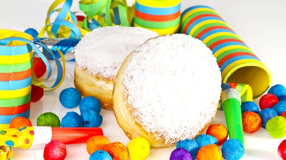 Luftschlangen und Pfannkuchen
