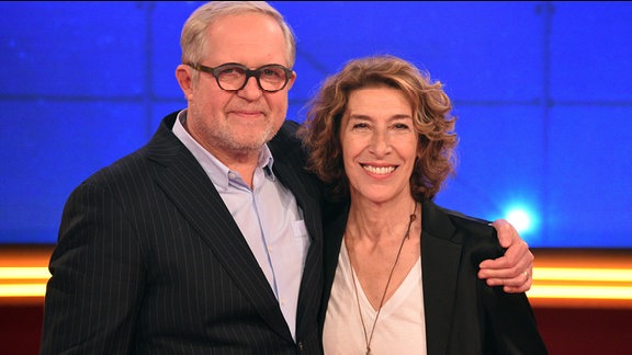 Harald Krassnitzer, Schauspieler, und Adele Neuhauser, Schauspielerin, stehen bei einem Fototermin beisammen.