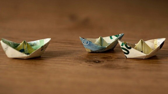 Geldscheine als Papierschiff
