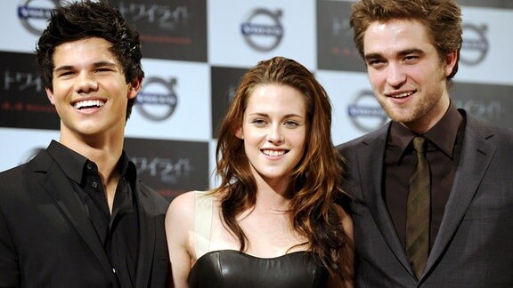 Das Bild zeigt den britischen Schauspieler Robert Pattinson (r) und seine US-amerikanischen Kollegen Kristen Stewart (M) und Taylor Lautner (l).