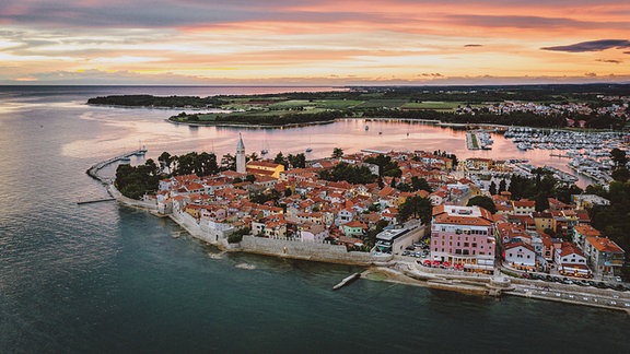 Blick auf die Altstadt von Novigrad, nach Sonnenuntergang.