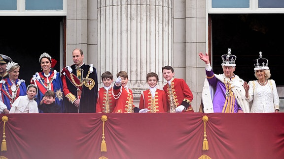 Die Krönung von König Charles König Charles, Königin Camilla, der Prinz von Wales, Prinzessin von Wales, Prinz Louis, Prinzessin Charlotte, Prinz George, Sophie, Gräfin von Wessex, Prinz Edward, Herzog von Edinburgh, Lady Louise Mountbatten-Windsor James Mountbatten- Windsor, Earl of Wessex, Prinzessin Anne und die Princess Royal erscheinen während der Krönung von König Charles auf dem Balkon des Buckingham Palace.