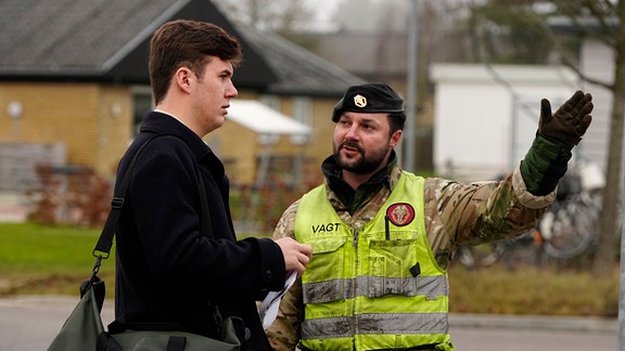 Dänemarks Kronprinz Christian (l) kommt zu seinem Dienstantritt im Gardehusarregimentet in der Antvorskov Kaserne. 