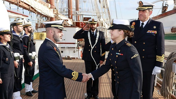 Kronprinzessin Leonor von Spanien geht am 8. Januar 2025 für fünf Monate als Fähnrich auf das Marineschulschiff Juan Sebastián ElCano, um ihre militärische Ausbildung im Hafen von Cádiz im Süden Spaniens fortzusetzen. 